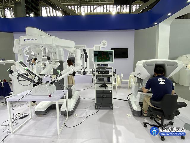 中国首款四臂腔镜手术机器人上市 加速国产替代