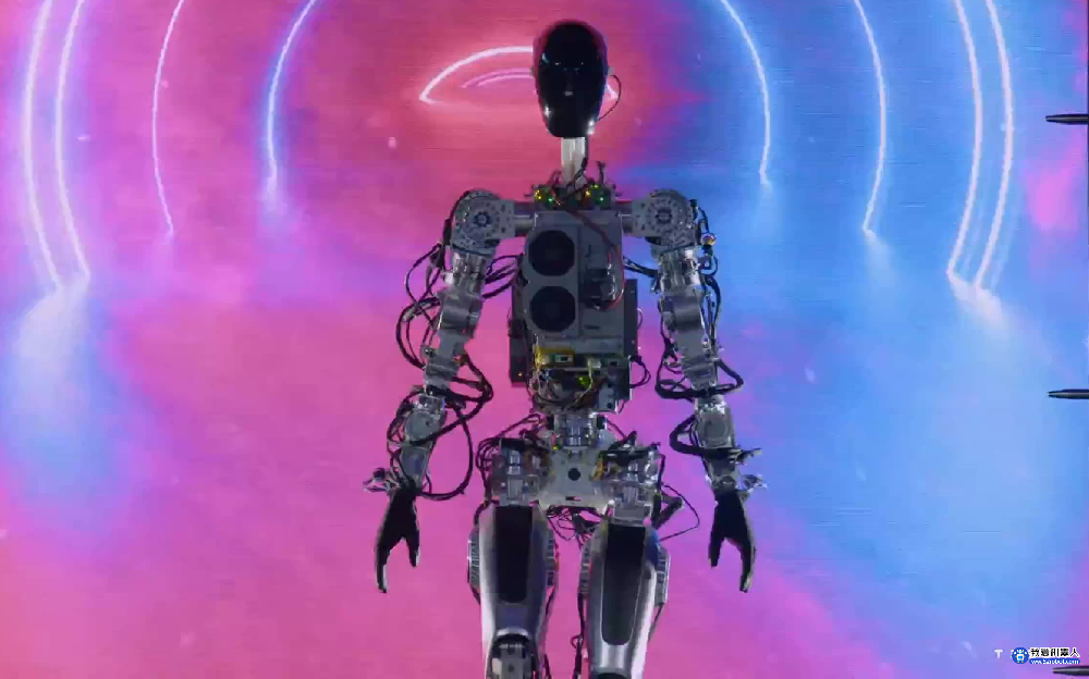 特斯拉在AI Day上展示了“擎天柱”人形机器人的原型