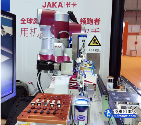 “小巨人”节卡机器人亮相上海进博会 人机协作助力柔性智造