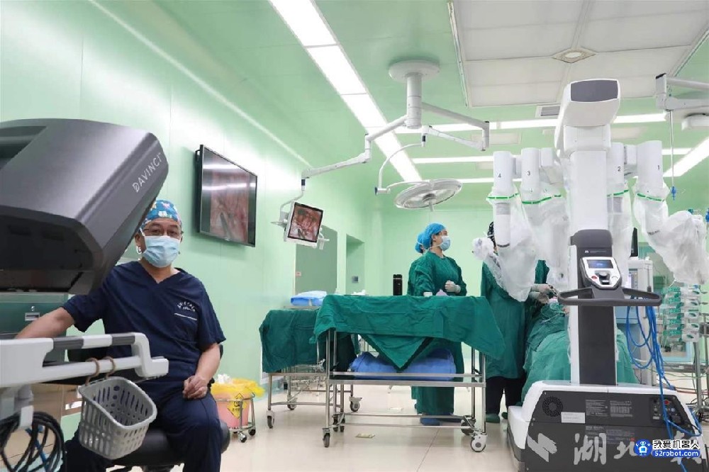 早产女婴查出三个肾 医生用手术机器人为她保住“重复肾”