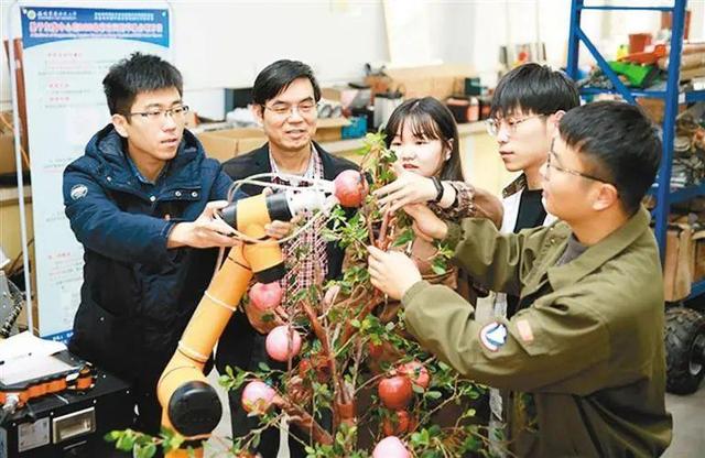 全国高校第一台苹果双臂采摘机器人来自陕西！