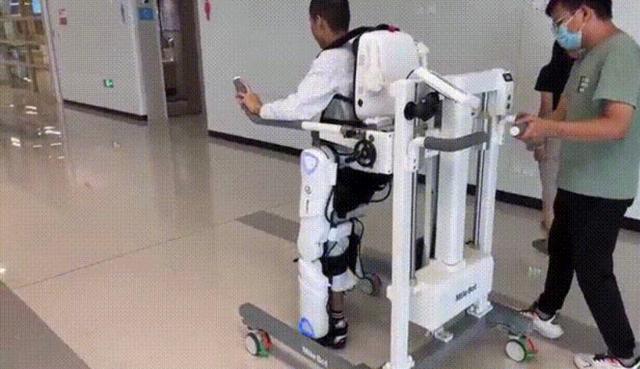 借助下肢步行康复训练机器人，瘫痪患者也可“太空漫步”