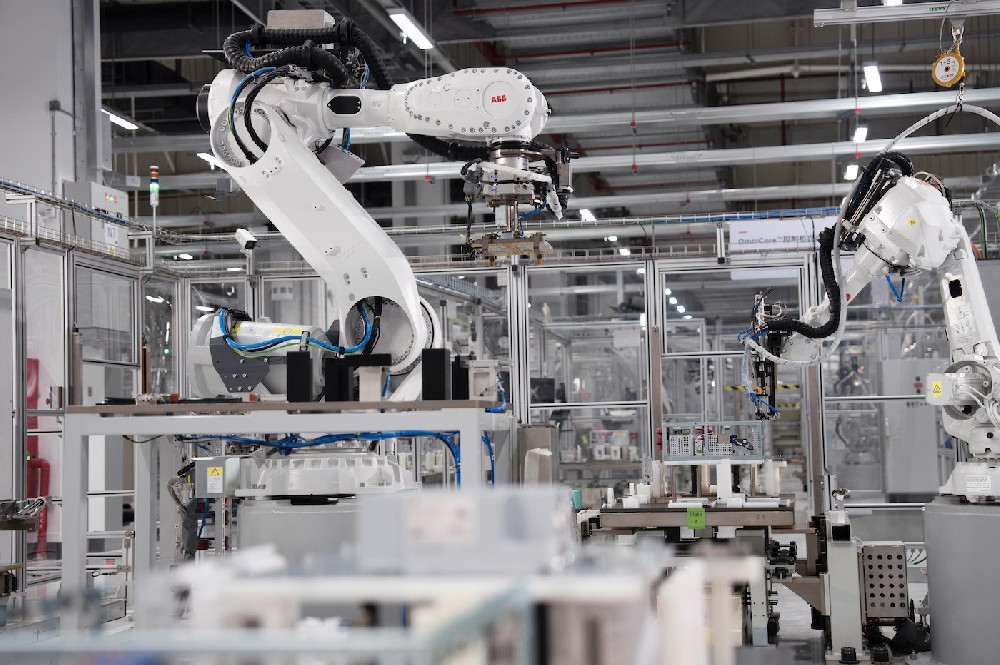 斥资11亿元！ABB超级工厂在沪投产，用机器人造机器人