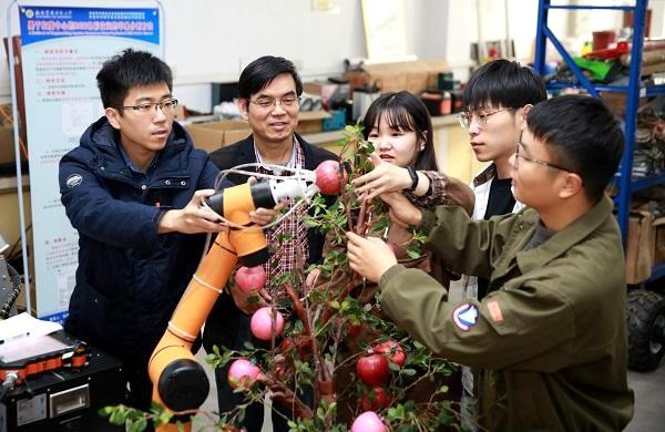 从一纸蓝图到样机下地工作 苹果双臂采摘机器人是如何炼成的？