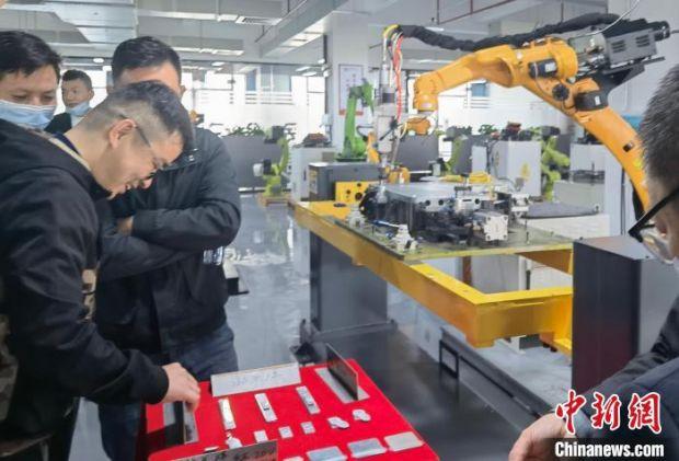 中国工业机器人密度快速增长 激光焊接机器人工作站助力装备制造提速