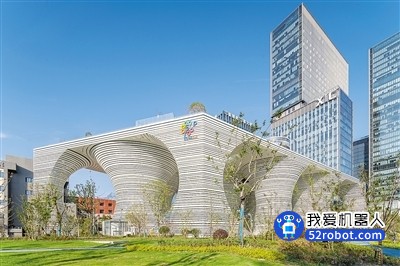 蜻蜓·公园AGV机器人“上岗” 停车取车全自动 未来感十足