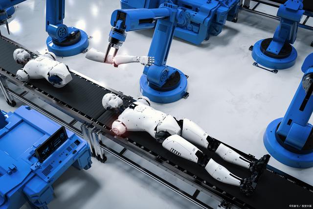 解放“双手”真的绝了！焊接机器人让工业制造大提速