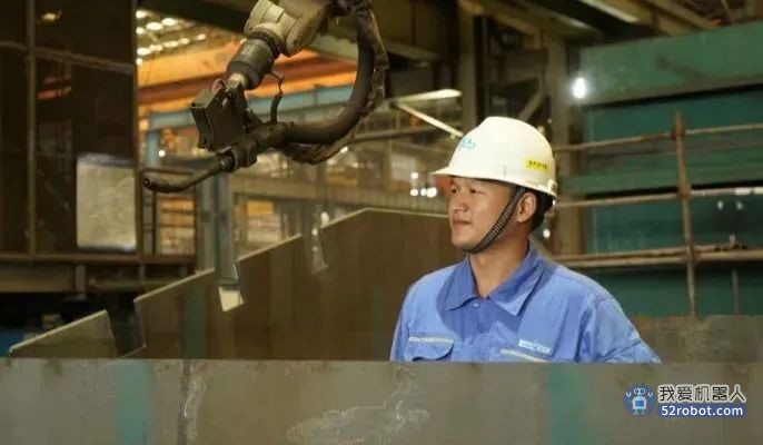 新生代“焊工”杨瑾：在智能车间，与焊接机器人协同作业