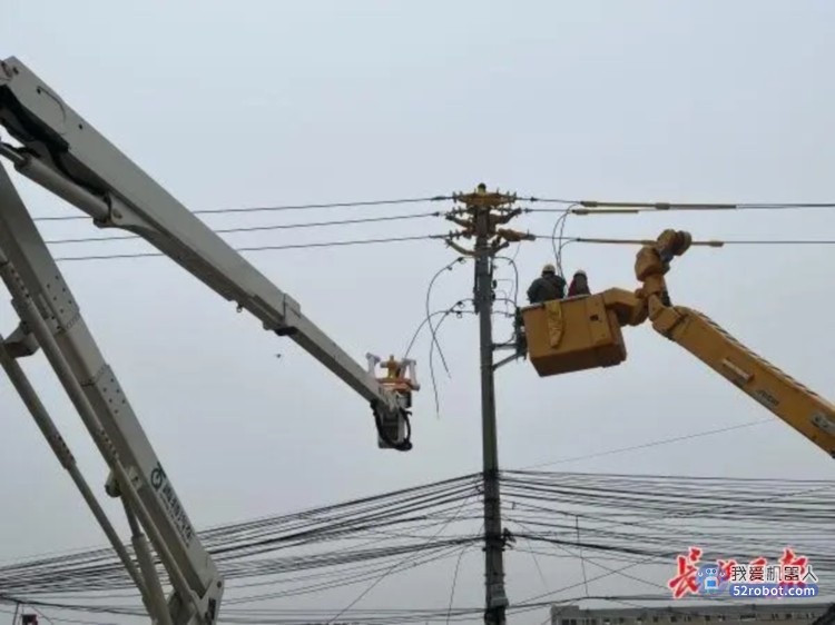 带电作业机器人高空中为操作员“搭把手”，武汉居民“零感知”