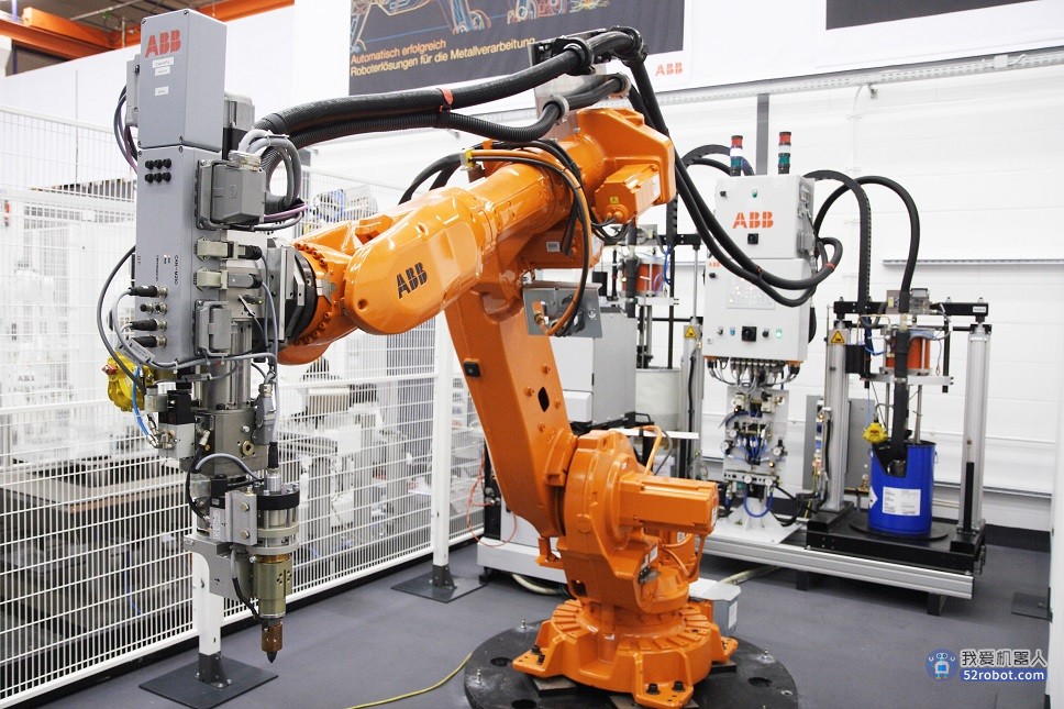 邓洲：工业机器人引领产业转型升级 装机规模巨大