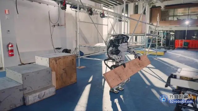 波士顿动力机器人Atlas最新演示：除了能跑能跳，现在还能抓能扔