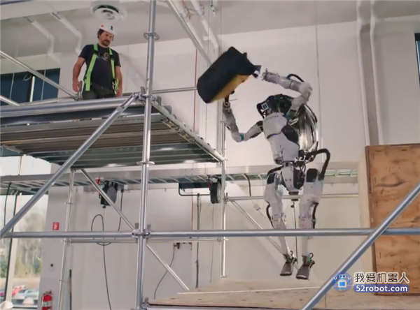 搭桥运工具！波士顿动力机器人Atlas炫新技能，网友却怀疑作假？