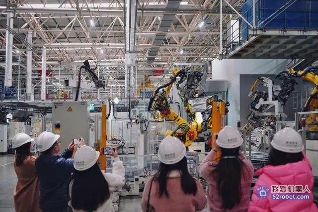 走进赛力斯汽车两江智慧工厂，“探秘”机器人生产流程