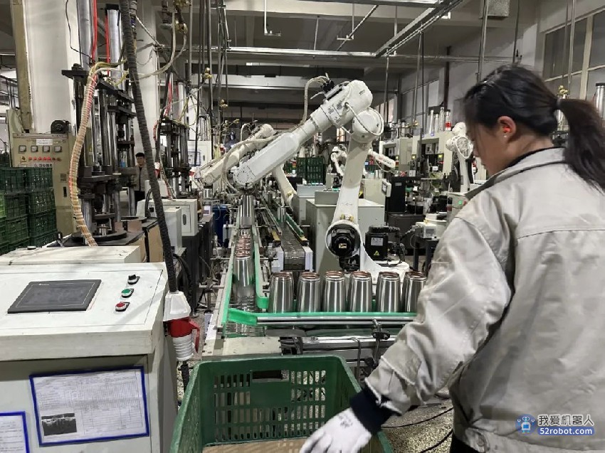 总部在永康市的浙江哈尔斯集团工厂内部，部分生产线实现了机器换人、智能化设备运作。