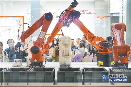 佛山库卡“未来工厂”：机器人“上岗”拧螺丝、可24小时造机器人