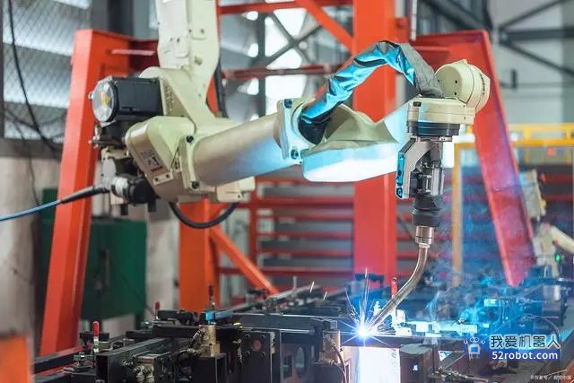 我国工业机器人应用新突破，转炉测温取样机器人投用