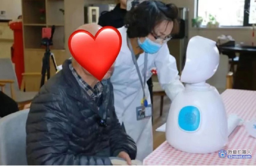 万宏养老集团引进健康服务机器人，可连接1500家三甲医院专家！