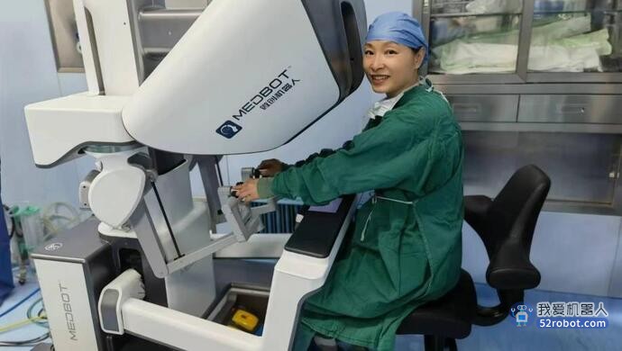 “没想到肿瘤这么大，切口这么小”长征医院用新型微创机器人完成复杂妇科手术