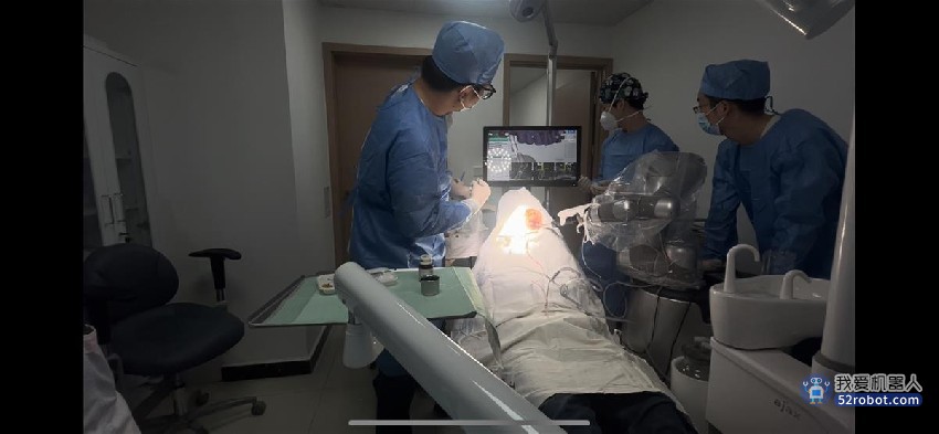 武汉医生搭档种植牙手术机器人，为患者种新牙