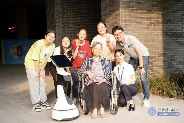 科技有狠活：陪老年朋友唠唠嗑，川大研发会说30种方言的机器人！