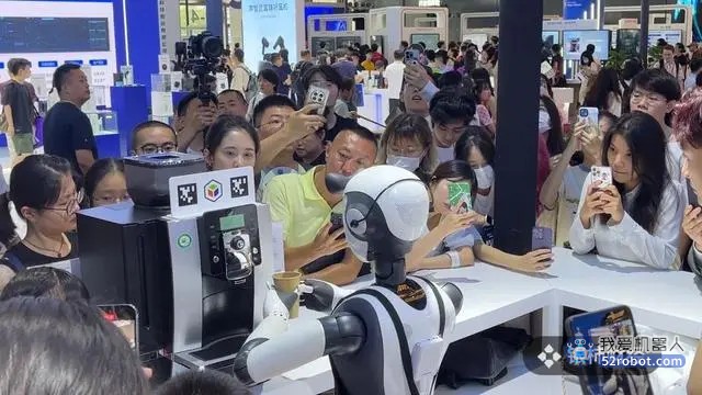 探馆世界人工智能大会：能做手术，会冲咖啡，这届机器人也卷起来了