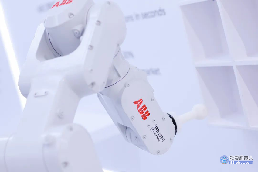 机器人“首发”吸睛，迷你版“张江机器人谷”来到工博会