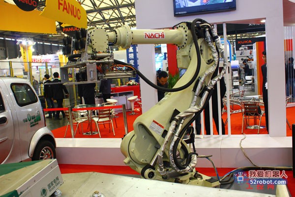 “百变”机器人花样技能显实力 不二越机器人亮相进博会