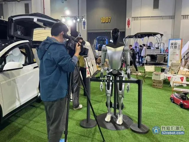 特斯拉人形机器人Optimus亮相第二届数贸会 可以提起一台半吨重的钢琴！