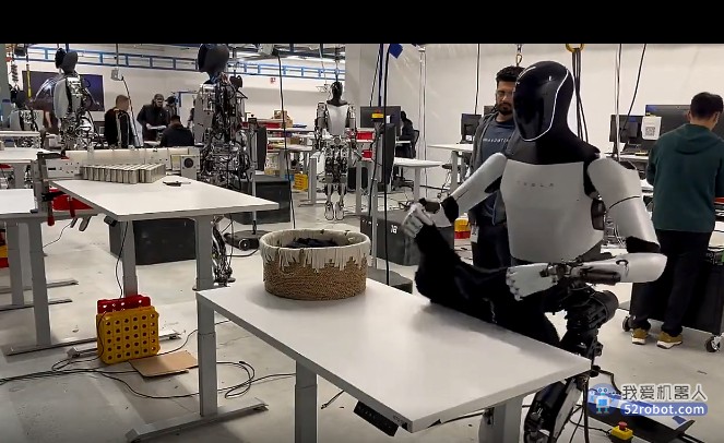 特斯拉人形机器人又进化了？马斯克发“擎天柱”机器人叠衣服视频！网友质疑造假，马斯克回应……