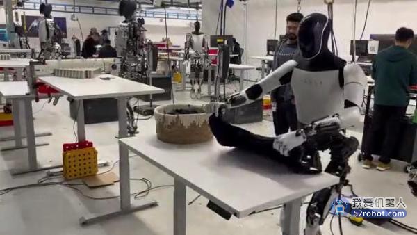 马斯克发擎天柱机器人叠衣服视频遭质疑，称未来“一定可以”